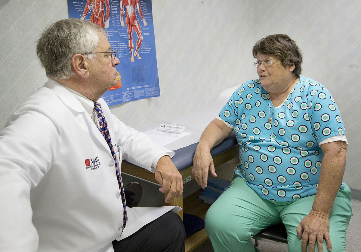 Dr. Nisenfeld, a veteran of the Army Medical Corps, chats with patient Patsy Bowers who served 22 years in the Navy.